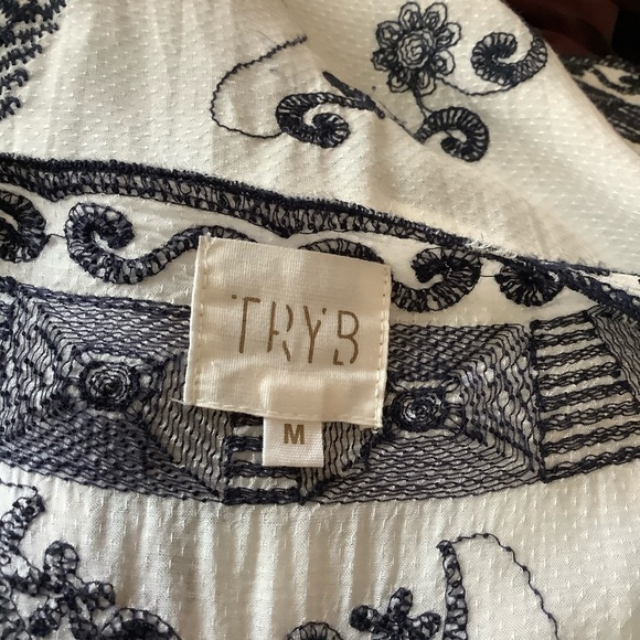 TRYB White And Navy Hi-Low Embroidered Top Sz-M - Picture 5 of 6